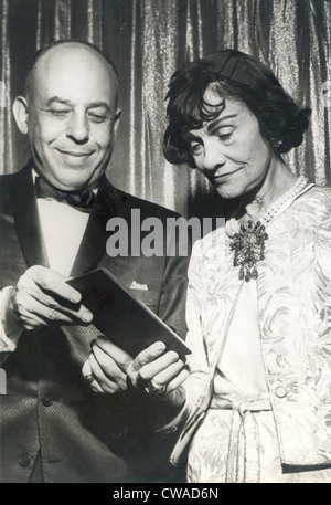 GABRIELLE "COCO" CHANEL, eine Auszeichnung, c. Anfang der 1960er Jahre präsentiert wird (Datum gestempelt auf dem Pressefoto ist 1965). Höflichkeit: CSU Stockfoto