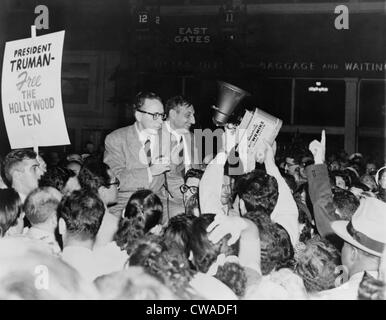 Dalton Trumbo (1905-1976) und John Howard Lawson (1894-1977), kommunistische Mitglieder der "Hollywood Ten", umgeben von Stockfoto