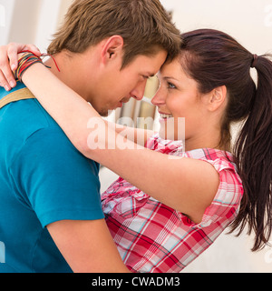 Junge liebende Paar umarmt und lächelnd Romantik Verführung Zweisamkeit glücklich Stockfoto