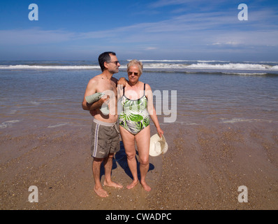 Älteres Paar am Strand Stockfoto