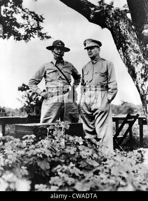 Major General Jonathan Wainwright, (1883-1953), General Douglas MacArthur, (1880-1964), auf eine militärische Funktion in der Stockfoto