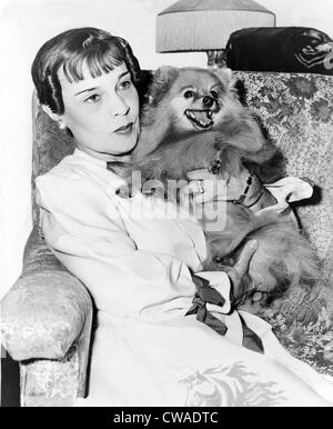 Anita Loos (1893-1981), US-amerikanischer Schriftsteller und Drehbuchautor, am besten bekannt für ihre 1926 Roman Herren bevorzugen Blondinen. Loos hält Stockfoto