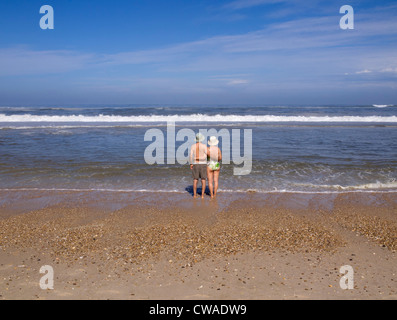 Älteres Paar am Strand Stockfoto