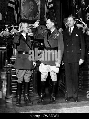 General Edward A. Kregar (links) Vereidigung General Douglas MacArthur (Mitte), als Stabschef der Armee an das Kriegsministerium Stockfoto