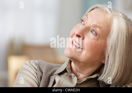 Ältere Frau wegsehen, Porträt Stockfoto