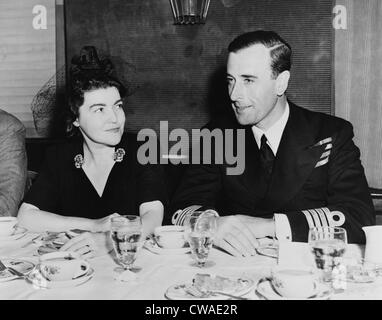 Irene Kuhn mit Lord Louis Mountbatten an 1941 sitzen Overseas Press Club Luncheon in seiner Ehre, New York City. Stockfoto