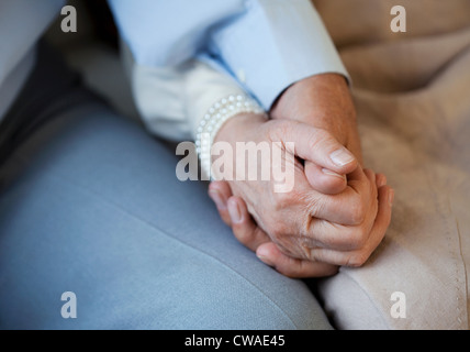 Senior Paar Hände halten Stockfoto