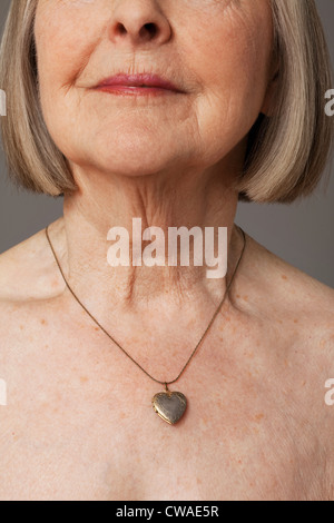 Ältere Frau mit Anhänger Stockfoto