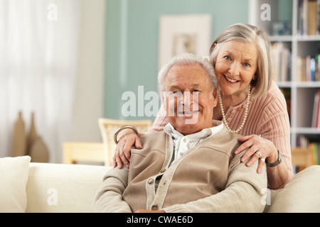 Ältere Frau mit den Händen auf mans Schultern Stockfoto