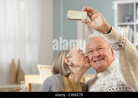 Älteres paar fotografieren sich mit smartphone Stockfoto