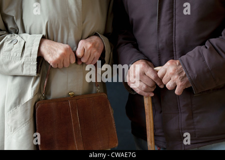 Ältere Mann mit Spazierstock, ältere Frau mit Handtasche Stockfoto