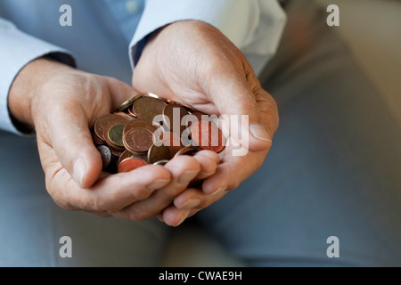 Ältere Frau mit Münzen Stockfoto