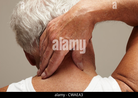 Ältere Mann mit Nacken-Schmerzen Stockfoto