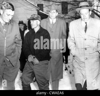 Serienmörder Ed Gein wird Weg von seiner Farm von Detektiven, Plainfield, Wisconsin, 18. November 1957 geführt. Höflichkeit: CSU Archiv Stockfoto