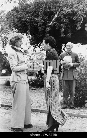 Clare Boothe Luce (1903-1987), Madame Chiang Kai-shek(1897-2003) als General Chiang Kai-Shek die Hand Stockfoto