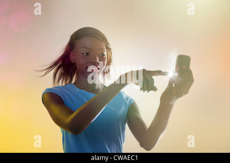 Teenager-Mädchen mit beleuchteten Handy Stockfoto