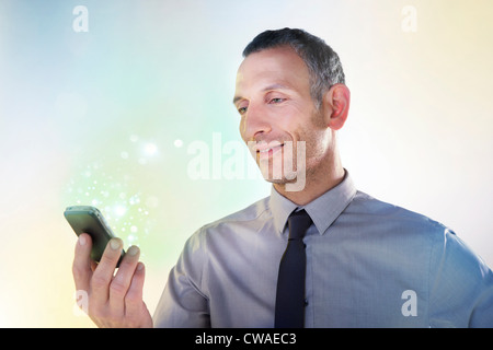 Geschäftsmann Holding Handy mit Lichtern Stockfoto