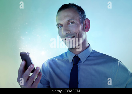 Geschäftsmann Holding Handy mit Lichtern Stockfoto