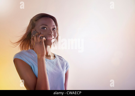 Teenager-Mädchen mit Handy Stockfoto