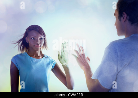 Junge Menschen berühren Licht Stockfoto