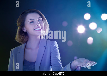 Junge Frau mit Lichtern Stockfoto