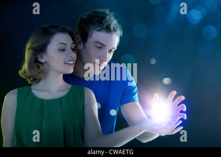 Junges Paar Holding Licht Stockfoto