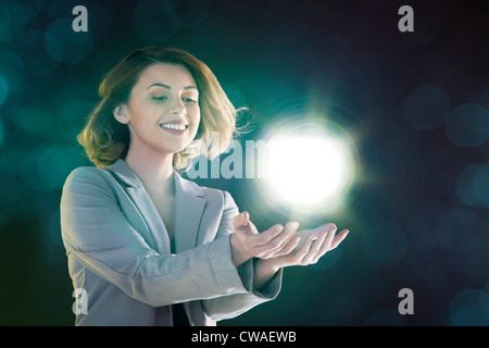 Junge Frau mit Kugel aus Licht Stockfoto