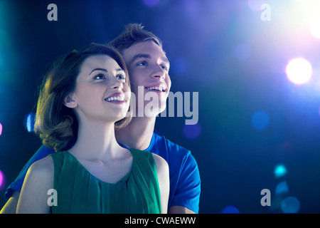 Junges Paar blickte zu leuchten Stockfoto