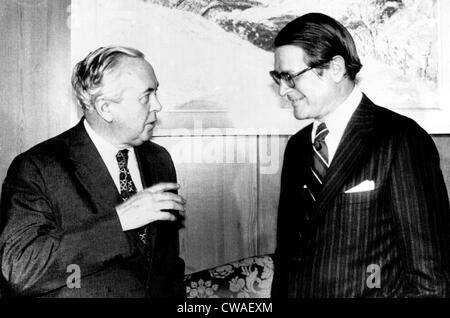 Britischer Premierminister Harold Wilson und Elliot Richardson, US-Botschafter in Großbritannien, London, 5. März 1975... Stockfoto