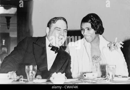 Marian Anderson (1897 – 1993), und Fiorella La Guardia (1882-1947), Bürgermeister von New York City, am Empfangstisch 1939, im Jahr Stockfoto