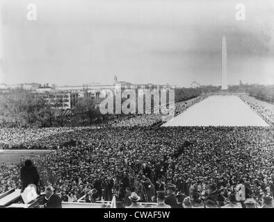 Marian Anderson (1897 – 1993), (unten links), während ihr historisches Konzert auf den Stufen des Lincoln Memorial, ein Publikum zu singen Stockfoto