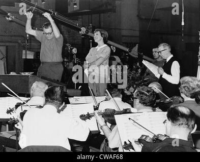 Julie Andrews Gesang mit Orchester in einem Tonstudio für die Tonspur des Films, THE SOUND OF MUSIC (1964). Stockfoto