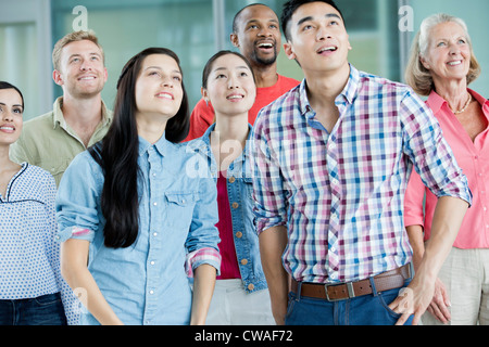 Gruppe von Menschen, die nach oben Stockfoto