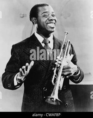 Louis Armstrong (1901 – 1971), African American Jazz Musiker, hält seine Trompete, 1948. Stockfoto