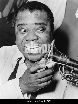 Louis Armstrong (1901 – 1971), African American Jazz-Musiker, mit seinem Markenzeichen Lächeln und Trompete, 1953. Stockfoto