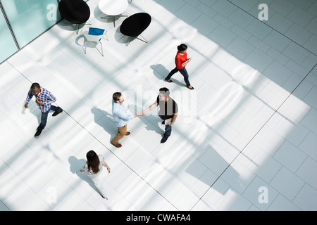 Händeschütteln im Abfertigungsbereich Männer Stockfoto