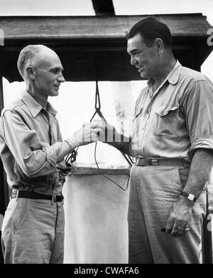 Kriegsberichterstatter Ernie Pyle und Ex-Schwergewichts-champion Jack Dempsey, ca. 1945. Höflichkeit: CSU Archive/Everett Collection Stockfoto