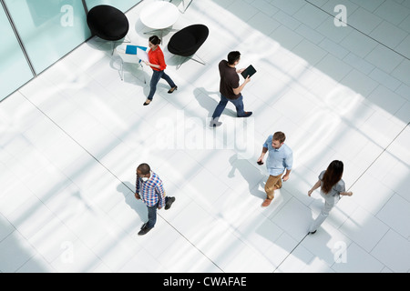 Menschen zu Fuß auf Büro-Halle Stockfoto