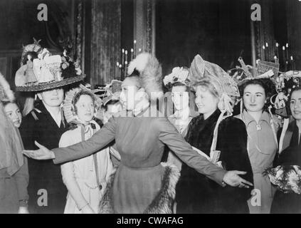 Josephine Baker (1906-1975), umgeben von Frauen tragen aufwendige Hüte während der Tätigkeiten im Zusammenhang mit der Französisch-Dankbarkeit Stockfoto