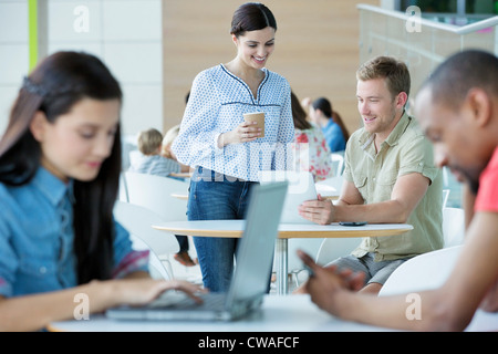 Junges Paar in der Kantine Stockfoto