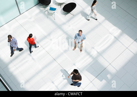 Mann auf Büro-Halle Stockfoto