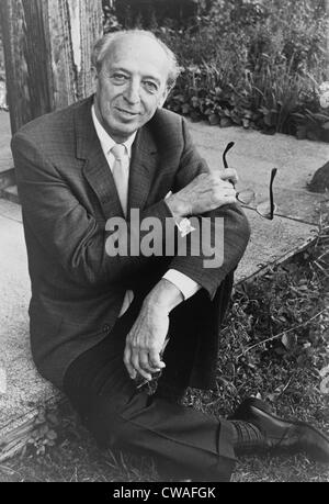 Aaron Copland (1900-1990), US-amerikanischer Komponist, sitzen im Freien in der MacDowell Colony, einer renommierten Künstlerkolonie in New Stockfoto