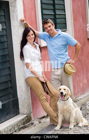 Modernes Paar mit Labrador Hund in der Stadt Stockfoto