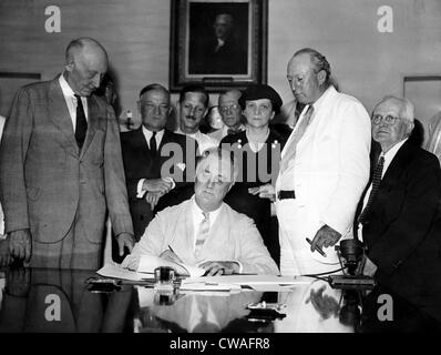 Präsident Franklin D. Roosevelt Unterzeichnung der Sozialversicherung Rechnung, vorne, l-r: Robert Doughton, Senator Robert Wagner, Präsident Stockfoto