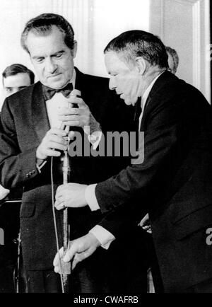 Frank Sinatra führt im Weißen Haus. Präsident Richard M. Nixon, Frank Sinatra, 1973. Höflichkeit: CSU Archive / Everett Stockfoto