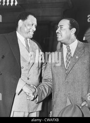 Paul Robeson (1898-1976), Händeschütteln mit New York City Stadtrat Ben Davis (1903-1964), am Union Square Mai tagsüber Stockfoto