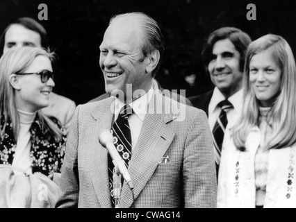 Präsident Gerald Ford mit Tochter, Susan (l) und Schwiegertochter, Gayle, besucht Frau im Bethesda Naval Hospital nach Frau. Stockfoto