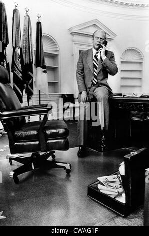 Präsident Gerald Ford am Telefon während seiner ersten Woche in The White House, 17. August 1974.     Höflichkeit: CSU Stockfoto