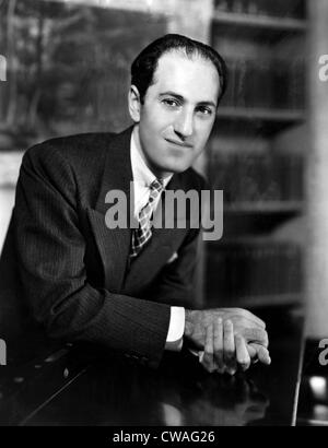 Komponist George Gershwin am Klavier in seinem New Yorker Apartment. ca. 1930er Jahre. Höflichkeit: CSU Archive/Everett Collection. Stockfoto