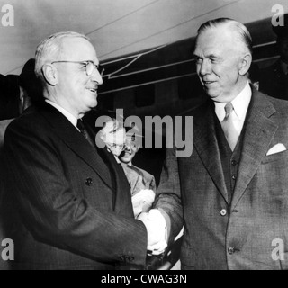 Präsident Truman grüßt Außenminister George C. Marshall am National Airport, 09.10.48. Höflichkeit: CSU Archive / Everett Stockfoto